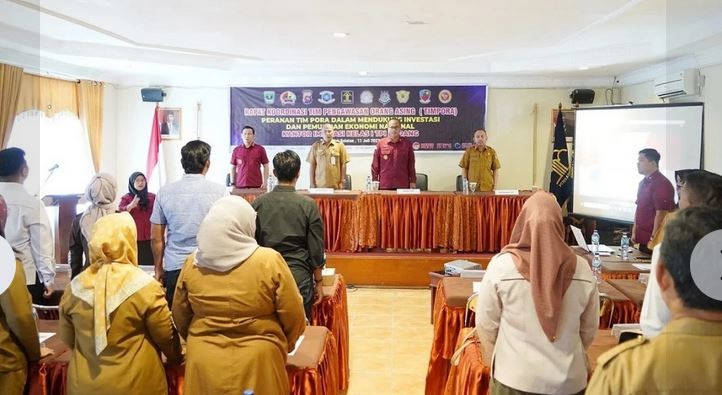 RAKOR— Peserta rapat koordinasi bersama Tim Pengawasan Orang Asing (Pora) Solok Selatan menyanyikan lagu Indonesia Raya.