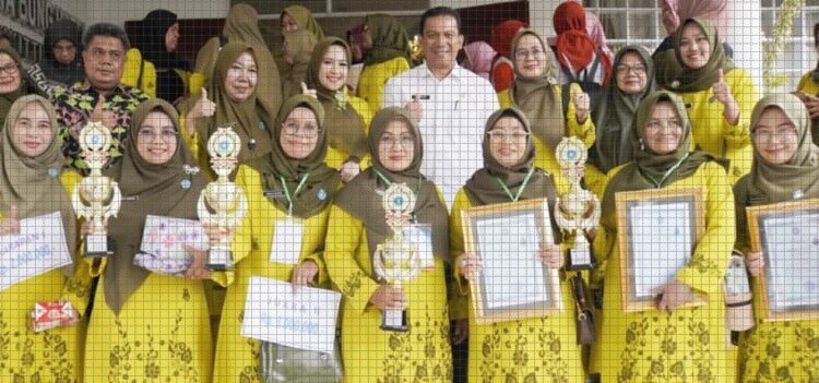 Padang Panjang Ukir Empat Prestasi di Jambore PKK Tingkat Provinsi 1 SUKSES UKIR PRESTASI— Ketua TP-PKK Kota, dr. Dian Puspita Fadly Amran, Sp.JP, didampingi Sekretaris Daerah Kota (Sekdako), Sonny Budaya Putra, A.P, M.Si, Wakil Ketua, Nova Era Yanty Asrul dan Sri Hidayani Sonny Budaya Putra foto bersama dengan hadiah yang diraih.