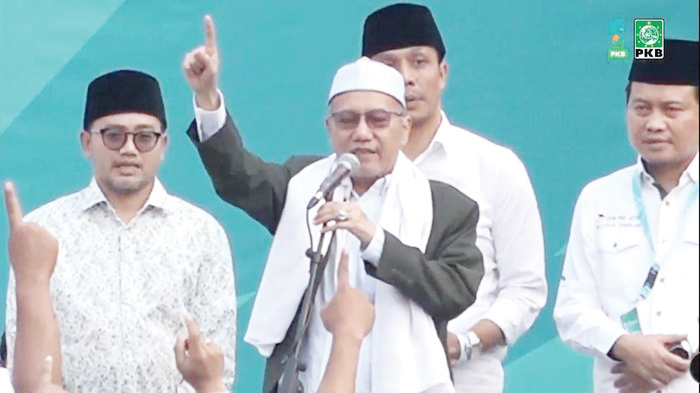 IKRAR— Para kiai menyampaikan ikrarnya untuk memenangkan Partai Kebangkitan Bangsa (PKB) pada Pemilu 2024. Mereka juga siap memenangkan Ketum PKB Muhaimin Iskandar (Cak Imin) di Pilpres 2024.