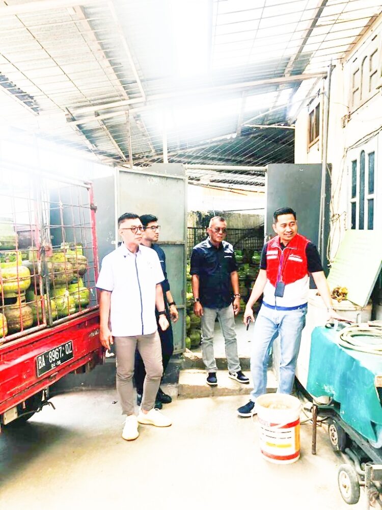 PENGECEKAN— Pertamina dan Hiswan Migas Sumatera Barat melakukan cek pangkalan.