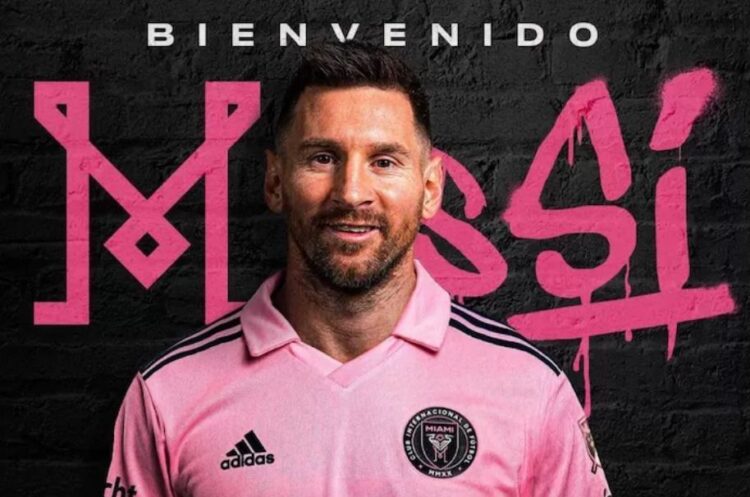 Lionel Messi Kenakan Jersey Pink Inter Miami Untuk Pertama Kalinya 1 PERKENALKAN PEMAIN— Inter Miami secara resmi memperkenalkan Lionel Messi untuk pertama kalinya melalui laman Instagram @intermiamicf. Pemain berjuluk La Pulga itu juga terlihat menggunakan jersey berwarna pink kebanggaan dari Inter Miami.