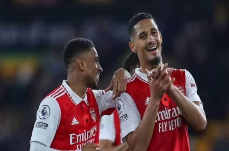 PERPANJANG KONTRAK— Reiss Nelson (kiri) bersama William Saliba memperpanjang kontrak bersama Arsenal. Situasi itu membuat Arsenal makin mantap menyambut kompetisi baru.