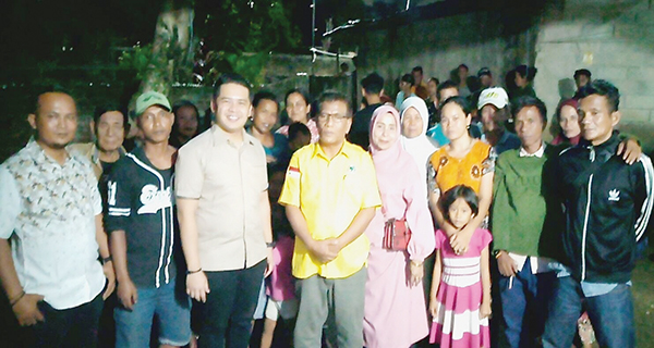 Nursal Uce Silaturahmi dan Dialog Bersama Masyarakat, Warga Minta Pendidikan jadi Prioritas Utama 1 DIALOG BERSAMA MASYARAKAT— Nursal Uce usai berdialog dengan masyarakat Kelurahan Jati Baru, RT 02/RW 05, Kecamatan Padang Timur, Senin (10/7) malam.