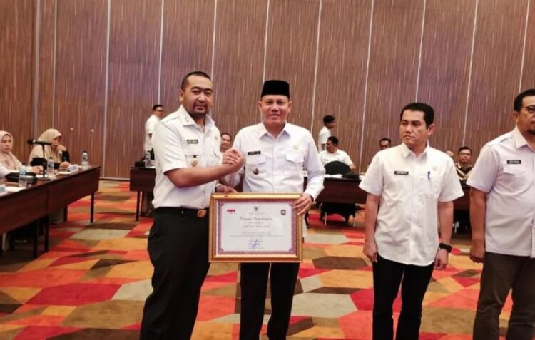Terbaik Pertama di Sumbar, Pemkab Pasaman Raih Penghargaan LPPD 1 PIAGAM PENGHARGAAN— Wakil Gubernur Sumbar Audy Joinaldi saat menyerahkan piagam penghargaan kepada Wabup Pasaman Sabar AS.