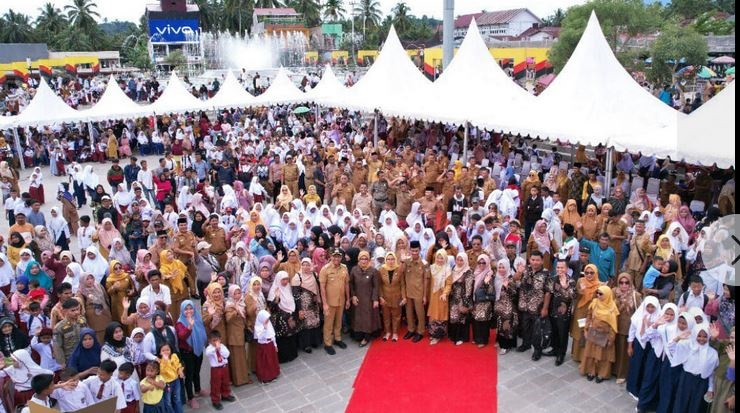 FOTO BERSAMA—Siswa dan siswi yang mendapat bantuan baju seragam gratis di Solok Selatan foto bersama dengan Bupati Kahirunnas dan pejabat terkait.