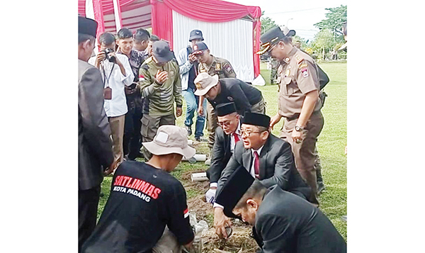 Pemko Padang Ajak Warga Pasang Biopori di Rumah 1 KURANGI GENANGAN AIR— Wali Kota Padang Hendri Septa beserta Wakil Wali Kota Ekos Albar, memangan biopori di Lapangan Upacara Balaikota Aia Pacah, beberapa waktu lalu. Biopori bisa mengurangi genangan air yang terjadi pada saat hujan lebat.