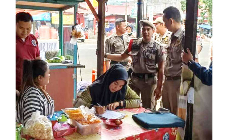 Salahi Aturan, 7 Pedagang di Jalan Hiu UKS Diberi Surat Peringatan 1 SURAT TEGURAN— Petugas Satpol PP bersama Kasi Trantib Kecamatan Padang Utara memberi teguran dan surat peringatan kepada sejumlah pedagang di Jalan Hiu I, Jumat (21/7).