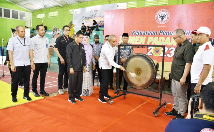 PUKUL GONG—  Direktur Keuangan & Umum PT Semen Padang Oktoweri melakukan pemukulan gong pertanda dimulainya Kejuaraan Pencak Silat Semen Padang Open 2023, Kamis (27/7).