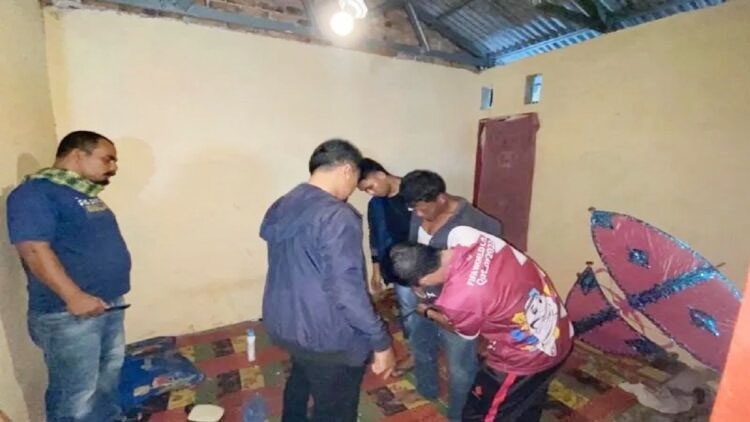 Kelabui Polisi, Pengedar Simpan Sabu di Sarung Bantal 1 PENGEDAR SABU— Jajaran Satresnarkoba Polres Agam menangkap pelaku A (39) dengan barang bukti delapan paket sabu yang ditemukan dalam sarung bantal.