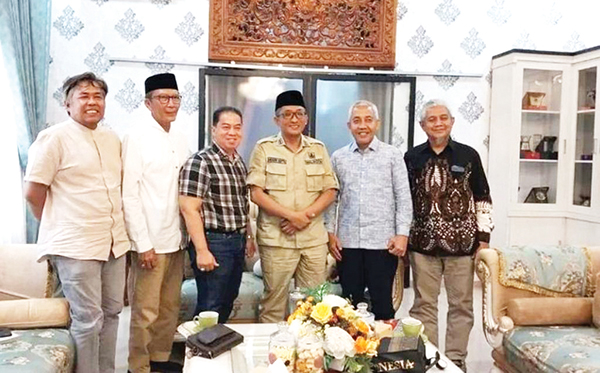 SILATURAHMI— Pengurus Yayasan Masjid Al Hakim melakukan silaturahmi dengan Wali Kota Padang Hendri Septa, di rumah dinasnya, Senin (3/7).
