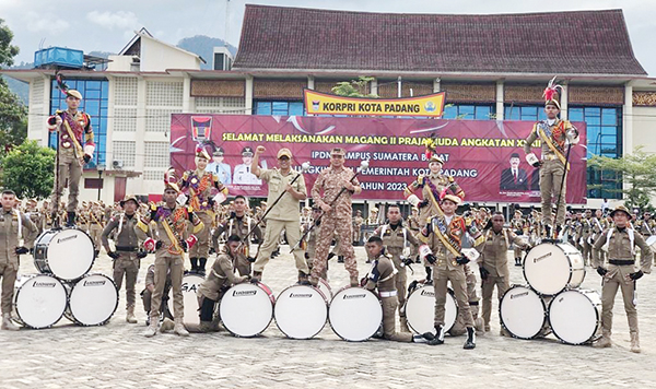 AKSI GITA ABDI PRAJA— Wako Padang Hendri Septa bersama Direktur IPDN Kampus Sumatera Barat Tun Huseno, berkesempatan menaiki dan berpose pada akhir penampilan para Gita Abdi Praja, dengan menaiki tumpukan drum, saat apel gabungan praja IPDN bersama ASN Pemko Padang, di Lapangan Balaikota Padang di Aiepacah, Senin (3/7).