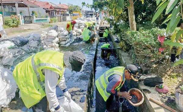 PERBAIKAN SALURAN DRAINASE— Untuk menanggulangi banjir dan persoalan genangan air, Dinas PUPR Kota Padang melakukan perbaikan 15 titik saluran drainase yang tersebar di sejumlah kecamatan di tahun 2023 ini.