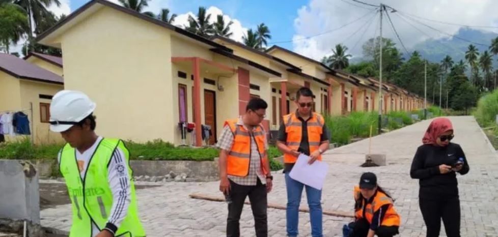 petugas pantau pembangunan balai nikah