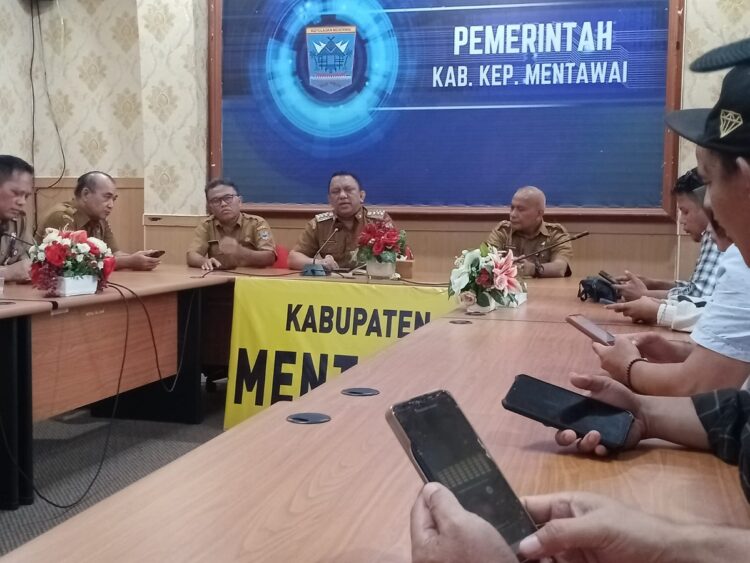 SILATURAHMI—Pj Bupati Kepulauan Mentawai Fernando J. Simanjuntak  didampingi Asisten 1 dan Kadis Kominfo Mentawai memberikan jawaban dari pertanyaan wartawan saat silaturahmi.