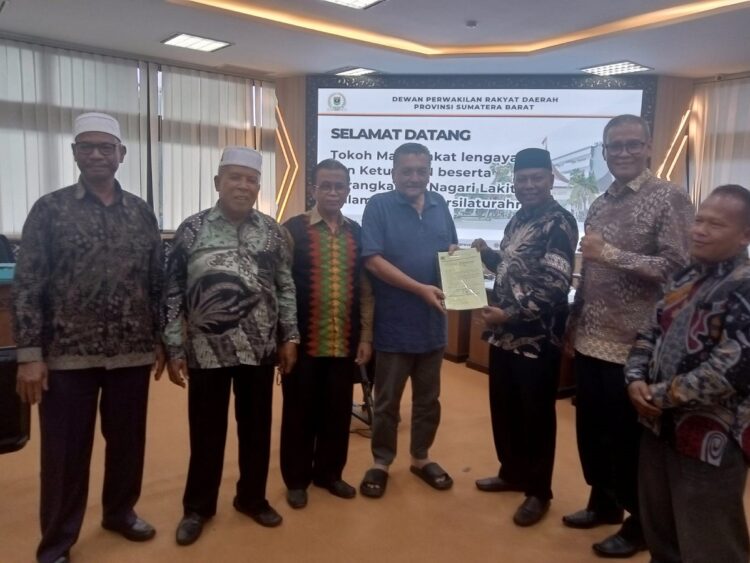 SERAHKAN PROPOSAL— Pertemuan rombongan Ketua KAN Lakitan dengan anggota DPRD Sumbar, Zarfi Deson diakhiri dengan penyerahan proposal pembangunan Kantor KAN Lakitan di  gedung DPRD Sumbar, Minggu (16/7).