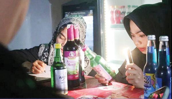 RAZIA GABUNGAN— Tim gabungan Pemko Padang melakukan pemeriksaan terhadap sejumlah kafe yang melanggar aturan, dalam razia Rabu (19/7) malam.