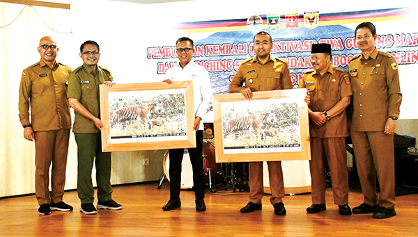 PT Semen Padang Dukung Reaktivasi TWA Gunung Marapi dan Booking Online 1 DUKUNGAN— Direktur Operasi PT Semen Padang Indrieffouny Indra menerima cendera mata, usai menghadiri reaktivasi TWA Gunung Marapi oleh BKSDA dan sistem pendakian booking online yang dilaunching Wagub Sumbar Audy Joinaldy.