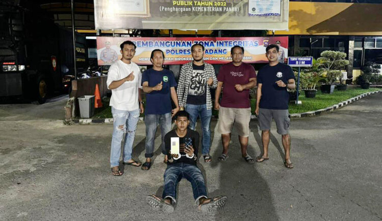 Bobol Konter Siregar Cell, Kuli Bangunan Embat Ponsel 1 PENCURI PONSEL— Pelaku RC (33) ditangkap Tim Klewang Polresta Padang atas kasus pencurian ponsel.