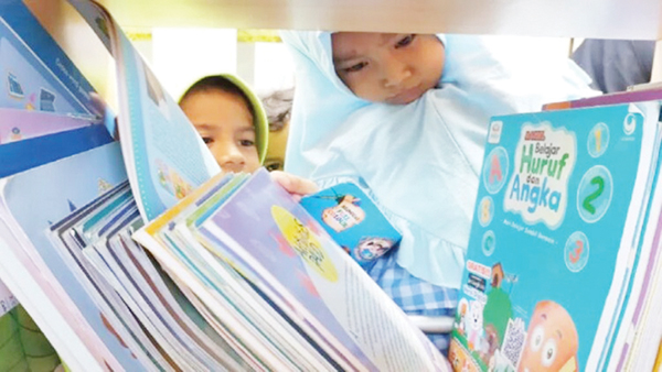 DAYA BACA MENURUN— Dinas Perpustakaan dan Kearsipan Kota Padang mengajak warga untuk membaca informasi secara utuh, tidak sepotong-sepotong. Saat ini daya baca masyarakat cenderung menurun, sehingga informasi yang disajikan hanya dibaca sepotong-sepotong.