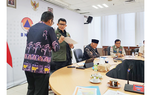 Presentasikan Rencana— Wako Padang Hendri Septa menyampaikan presentasi terkait penanggulangan dan pemulihan pascabencana banjir dan tanah longsor yang terjadi di Kota Padang pada 13 dan 14 Juli 2023 lalu, di hadapan Kepala BNPB Letjen TNI Suharyanto, di Jakarta.