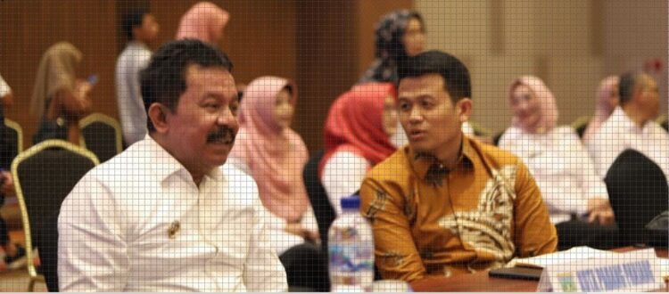 HADIRI RAKOR— Wawako Drs. Asrul menghadiri Rakor Pelaksanaan Dekonsentrasi Tugas dan Wewenang Gubernur sebagai Wakil Pemerintah Pusat pada Pilkada Serentak 2024 di Hotel Grand Zuri Kota Padang, Rabu (26/7).
