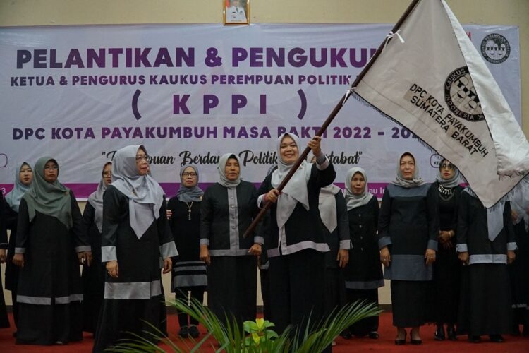 PELANTIKAN— Ketua DPC KPPI Kota Payakumbuh yang dilantik, Wulan Denura pegang bendera Penjabat DPC Kaukus Perempuan Politik Indonesia (KPPI) Kota Payakumbuh periode 2022-2027, di Aula Ngalau Indah lantai III kantor walikota Payakumbuh, Selasa (11/7).