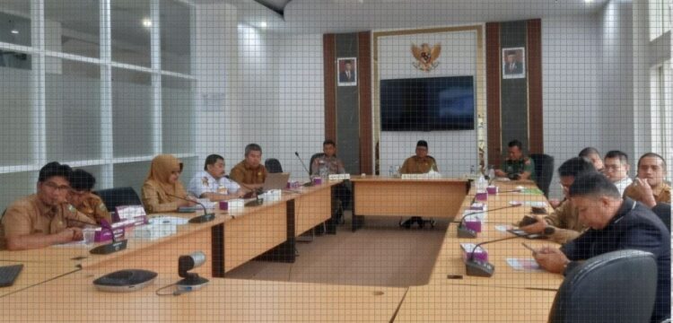 RAKOR PENGENDALIAN INFLASI— Staf Ahli Bidang Kemasyarakatan dan Sumberdaya Manusia, Yas Edizarwin dan jajaran OPD mengikuti Rakor Pengendalian Inflasi yang dipimpin Mendagri Muhammad Tito Karnavian, Senin (10/7) melalui zoom meeting.