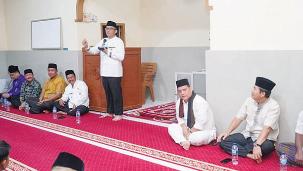 SAFARI SUBUH SAJADAH— Wali Kota Padang Hendri Septa mengunjungi Mushalla Tauhid, RT 01 RW 04, Kelurahan Koto Pulai, Kecamatan Kototangah, Jumat (11/8), dalam program Safari Subuh Sajadah.