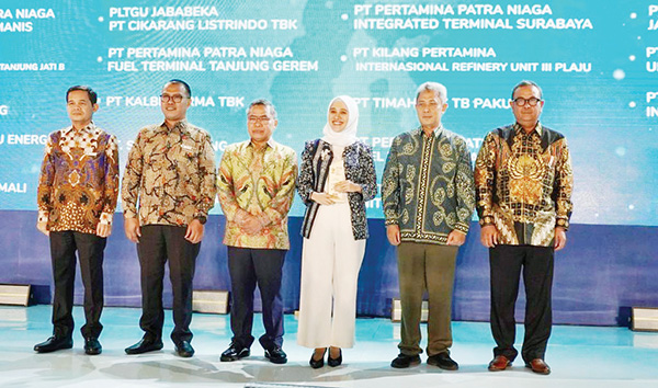 PENGHARGAAN— Kepala Unit Humas PT Semen Padang Nur Anita Rahmawati menerima penghargaan yang diserahkan Wakil Menteri Lingkungan Hidup dan Kehutanan Alue Dohong, pada Penganugerahan Ensia Award, di Semarang, Kamis (10/8).