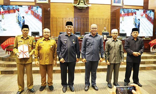 Rancangan KUA dan PPAS Tahun 2024 Disetujui 1 POTO bersama ketua DPRD Sumbar, Supardi bersama Gubernur Sumbar Mahyeldi dalam Rapat Paripurna Pengambilan Keputusan Terhadap Rancangan KUA-PPAS tahun 2024 dan Penyampaian Pengantar Perubahan Rancangan KUA-PPAS tahun 2023. Senin (14/8), di ruang rapat uatama DPRD sumbar.