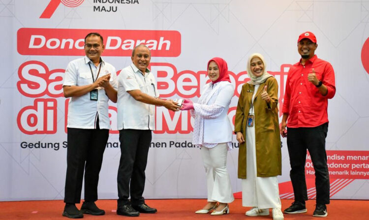 KANTONG DARAH— Direktur Keuangan & Umum PT Semen Padang Oktoweri yang didampingi Kadept Komunikasi & Hukum Perusahaan, Iskandar Z Lubis, dan Kepala Unit Humas & Kesekretariatan, Nur Anita Rahmawati, menyerahkan kantong darah kepada Manager Kualitas PMI Kota Padang dr.Maya Anggun Sari.