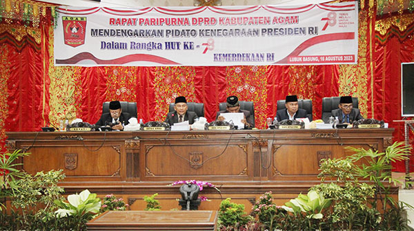 DPRD Kabupaten Agam Bersama Bupati Sepakati KUA-PPAS Tahun 2024 1 Ketua DPRD Agam Novi Irwan, saat memimpin Rapat Paripurna bersama Wakil Ketua DPRD, dan Bupati Agam.