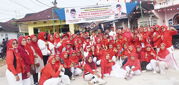 ANGGOTA  DPRD Muzni Zen, Ketua DPD LPM Irwan Basir Dt. Rajo Alam, Ketua RW 11 Usman Gumanti bersama warga Jalan Jeruk Blok G, di Lapangan Segitiga.