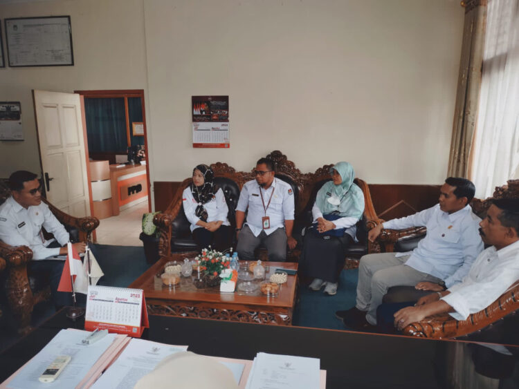 MONITORING REVIEW— Ketua KPU Sumbar, Surya Efitrimen saat melakukan monitoring review terhadap pemutakhiran data pemilih baru baru ini di KPU Agam. Ketua KPU Sumbar diterima oleh Ketua KPU Kabupaten Agam Herman Susilo, beserta Divisi dan Sekretariat KPU Kabupaten Agam.