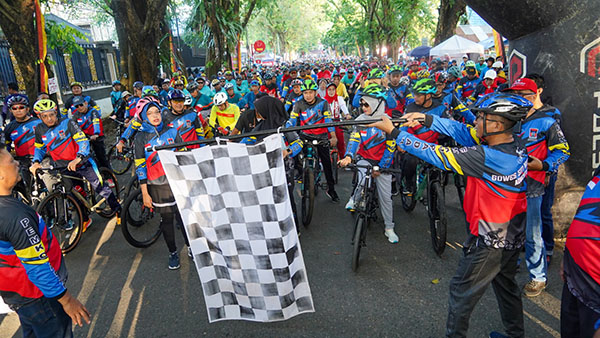 Wali Kota Lepas Peserta Gowes Siti Nurbaya Adventure 1 MELEPAS--Wali Kota Padang Hendri Septa melepas secara resmi peserta Gowes Siti Nurbaya Adventure (GSNA) VII Tahun 2023, di pintu masuk Gor Haji Agus Salim.