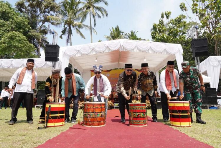 Satu Nagari Satu Event Tak Gagal, Bupati Tegaskan Progul Ini Berikan Manfaat Berlapis 1 Bupati Eka Putra bersama ketua DPRD H.Roni Mulyadi beserta tamu undangan memukul gendang, saat perhelatan satu Nagari Satu Ivent. (chandra antoni)
