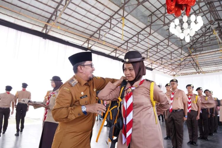 Bupati Eka Putra Lepas Rainas ke XII 1 Bupati Eka Putra pasangkan peralatan pada salah seorang peserta Rainas ke XII. (chandra antoni)