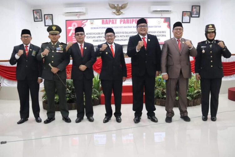 Ketua DPRD Roni Mulyadi foto bersama Bupati Eka Putra serta unsur Forkopimda Tanahdatar. (chandra antoni)