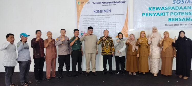 Anggota Dewan Perwakilan Rakyat Republik Indonesia (DPR-RI) Syuir Syam Sosialisasikan Kewaspadaan Dini dan Respon penyakit Potensial 1 Anggota DPRI RI Syuir Syam, Ketua DPRD Tanahdatar H. Roni Mulyadi.Dt. Bungsu foto bersama usai Sosialisasi. (chandra antoni)