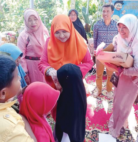 KUNJUNGI RUMAH BACA— Anggota DPR RI Hj Nevi Zuairina saat mengunjungi rumah baca Mutiara Hati, Sabtu (19/8).