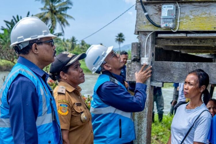 Program Sambung Listrik Donasi Pegawai, PLN Nyalakan 1.673 Rumah Keluarga Kurang Mampu 1 NIKMATII LISTRIK— Sebanyak 1.673 keluarga kurang mampu yang tersebar di seluruh Indonesia kini dapat menikmati listrik dari program Light Up The Dream PT PLN (Persero).