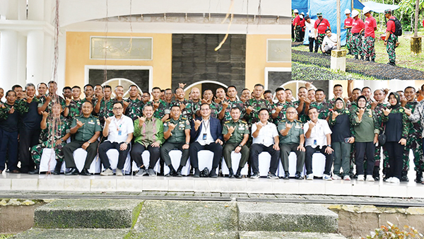 SOSIALISASI KALIANDRA— Anggota Babinsa dan Himpunan Putra Putri Anak Purnawirawan Angkatan Darat (Hipakad) berfoto bersama usai mengikuti sosialisasi manfaat kaliandra merah di Club House PT Semen Padang. Mereka juga mengunjungi tempat nursery kaliandra merah di kompleks D1 PT Semen Padang.