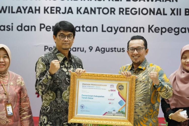 Tanah Datar Raih Penghargaan BKN Award 2023, Bupati Eka Putra: Penghargaan Ini Berkat Kinerja ASN 1 Bupati Eka Putra menerima piagam penghargaan BKN Award 2023. (chandra antoni)