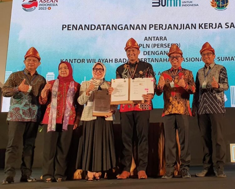 penandatangan— PT PLN (Persero) dan Kantor Wilayah BPN se-Sumatera lakukan penandatangan perjanjian kerjasama untuk menargetkan seluruh aset tanah PLN di seluruh wilayah Sumatera segera tersertifikasi di tahun 2024.