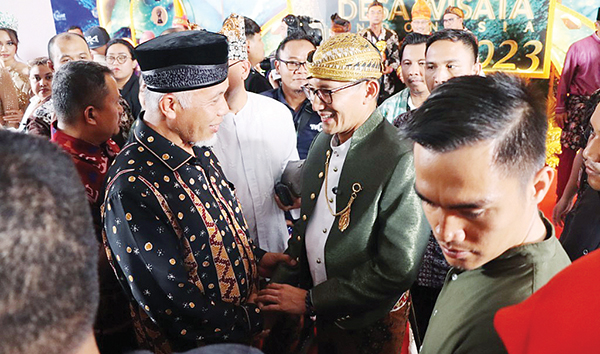 Lima Desa Wisata di Sumbar Raih Juara ADWI 2023 1 Gubernur Sumbar, Mahyeldi Ansharullah akrab dengan Menteri Parekraf Sandiaga Uno.