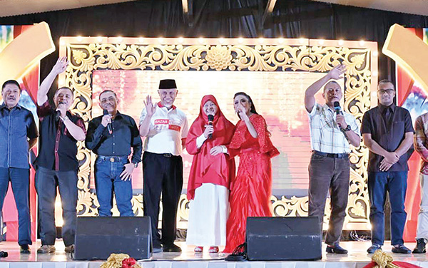 Penutupan Festival Adat Nusantara dan Bazar Merah Putih Meriah, Merawat Potensi Budaya, Gerakkan Ekonomi Masyarakat 1 DIVA Indonesia Krisdayanti bernyanyi bersama Gubernur Sumbar, Mahyeldi Ansharullah, Ketua TP PKK Sumbar, Harneli Mahyeldi dan Forkopimda Sumbar.