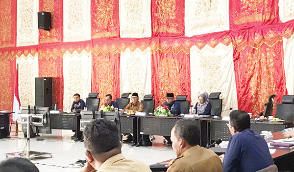 RAAT BULANAN— Wali Kota Hendri Septa memimpin kegiatan rapat staf bulanan di Ruang Bagindo Aziz Chan, Balaikota, Selasa (29/8). Wako memberi apresiasi Puskesmas Andalas dan Puskesmas Lubeg atas perolehan akreditasi paripurna FKTP Kemenkes.