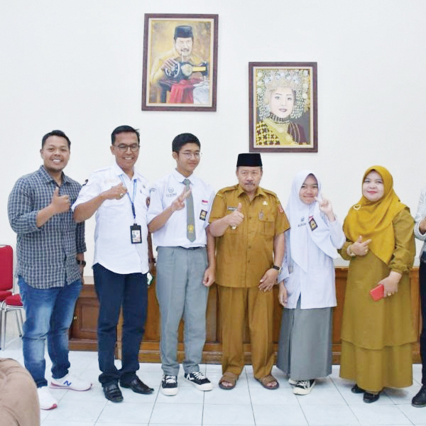 FOTO BERSAMA— Bupati Agam Andri Warman bersama 2 Siswa SMAN 1 Bukittinggi Asal Agam yang akan tampil dipaduan suara Gita Bahana Nusantara (GBN), pada HUT ke78 RI di Istana Negara.