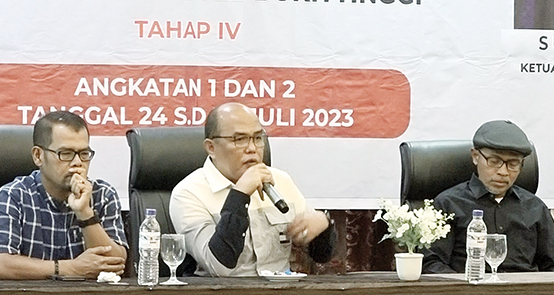 Optimis Mempersiapkan Generasi Terbaik, Supardi: Bimtek Pendidikan Menjawab Masalah Masa Depan! 1 KETUA DPRD Sumbar Supardi (tengah) bersama dua narasumber saat berbagi dengan Angkatan III.