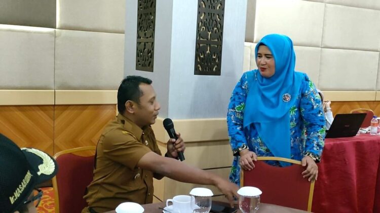 Ketua TP PKK Yusrita Suhatri Bur, Ajak Semua Pihak Turunkan Angka Stunting 1 DIALOG—Ketua TP-PKK Yusrita saat dialog dengan Camat Batang Gasan Anton Wira Tanjung saat samakan angka penurunan stunting.